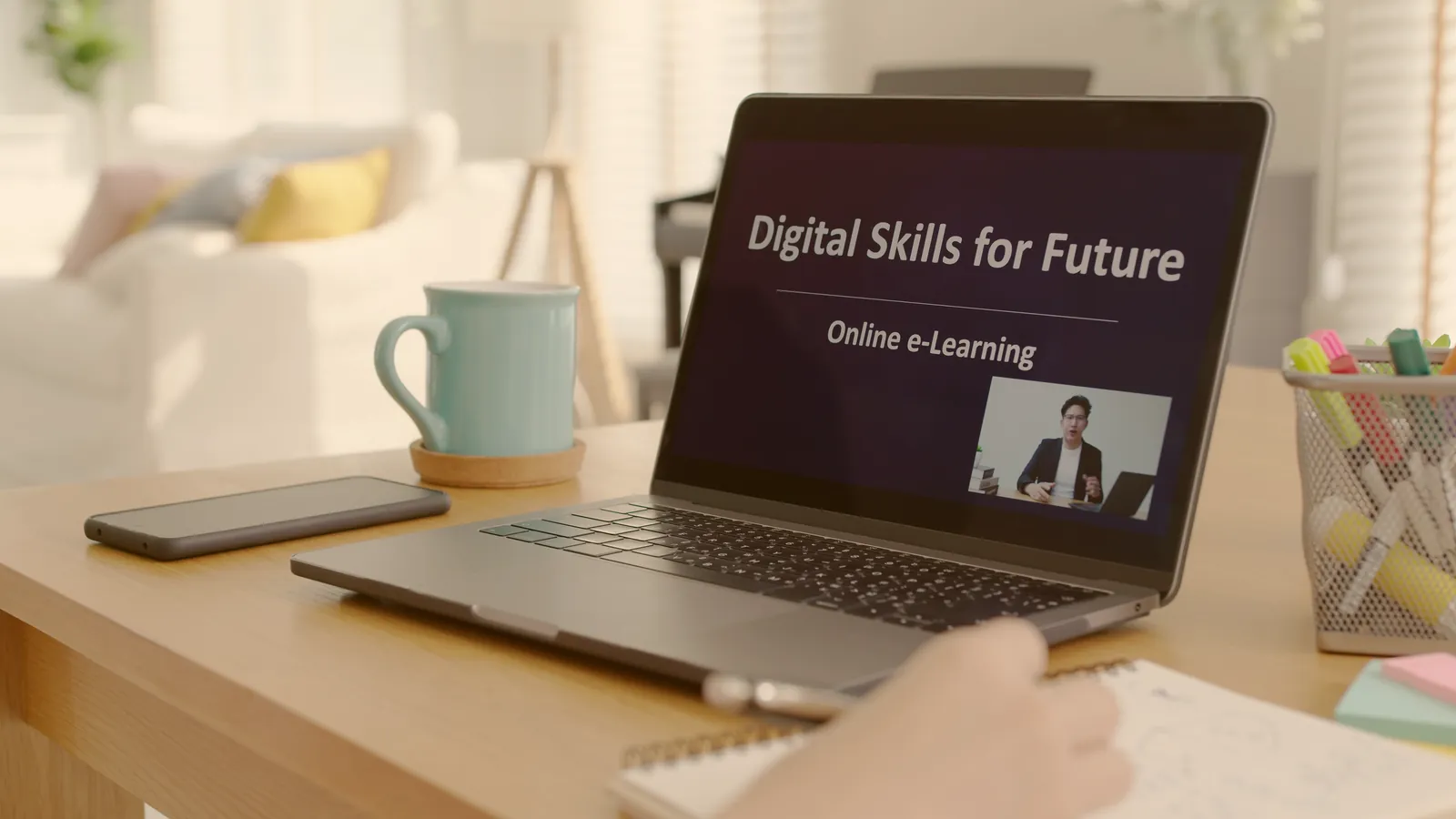 Platformă de cursuri online cu interfață digitală afișată pe laptop