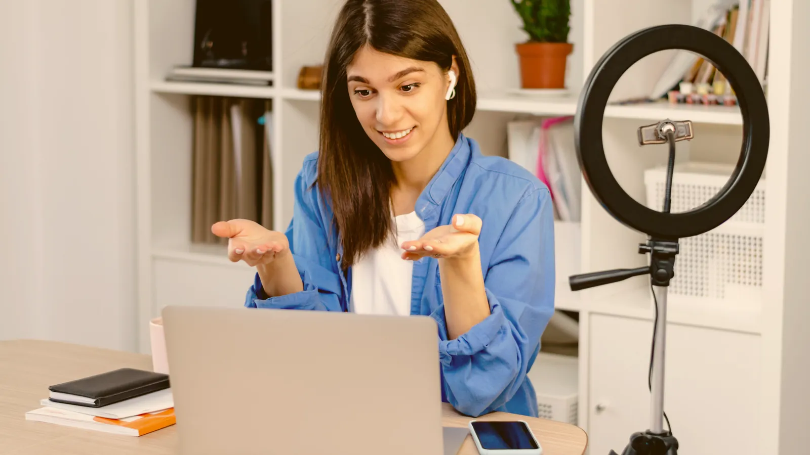 Creator de cursuri online care pregătește lecții și materiale educaționale la laptop