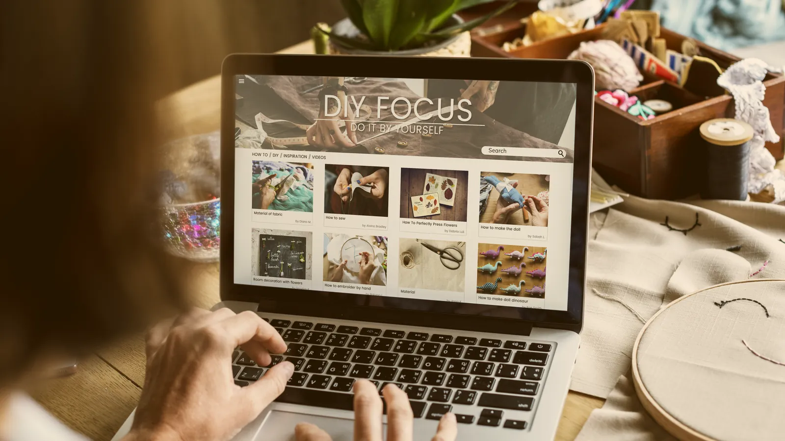 Design modern de website prezentat pe un laptop într-un spațiu de lucru profesional