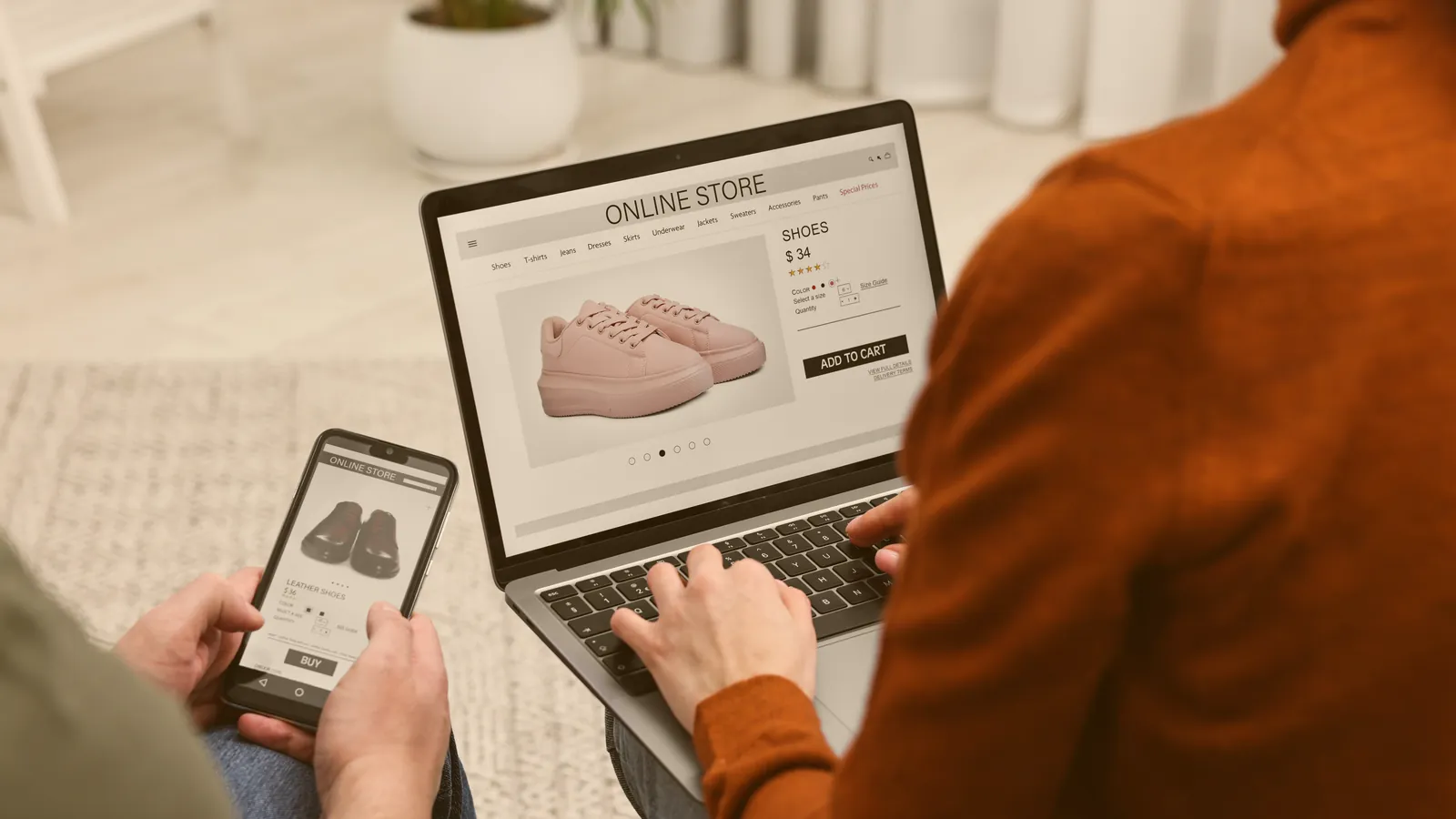Magazin online modern afișat pe laptop și telefon mobil