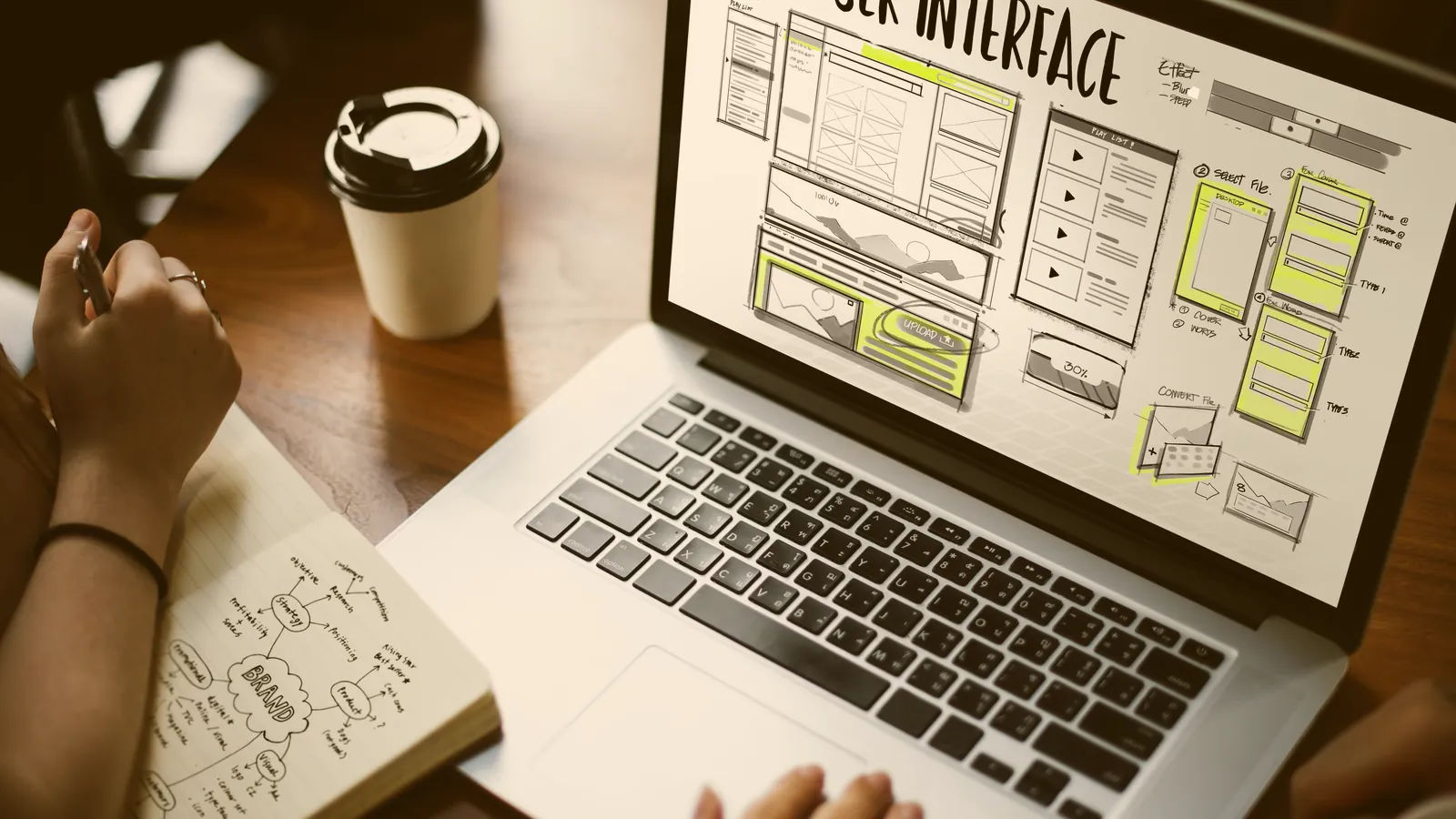 Design responsive pentru un site web profesional afișat pe desktop, tabletă și telefon